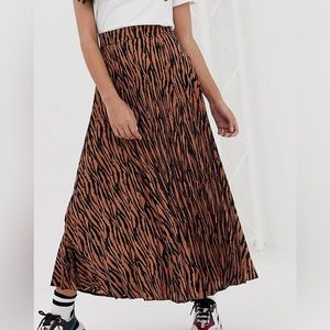 Pleated tiger print maxi skirt